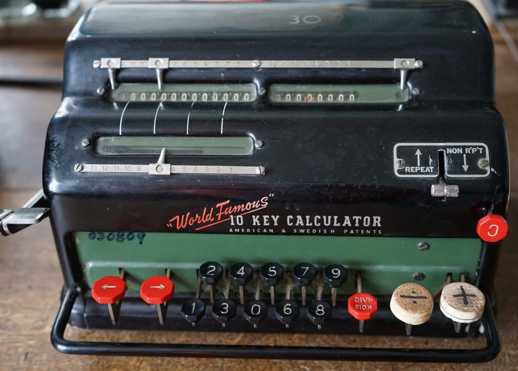 calculating-machine-931435_1920